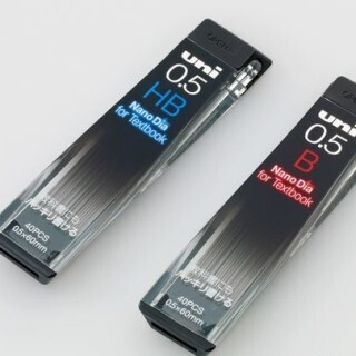 教科書などツルツルした紙にくっきり書ける新開発のシャープ芯 - 三菱鉛筆