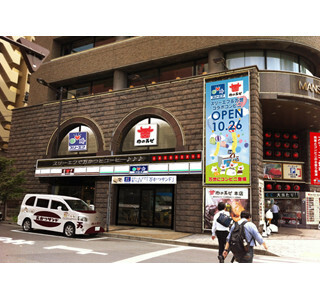 東京都・神田の万世本店に肉の万世とスリーエフがコラボしたコンビニが登場