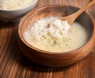 味源、ラーメンやシチューにごはんを入れるおいしさを再現したスープを発売