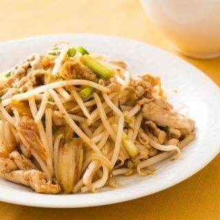 もやしを使った絶品節約レシピ (4) 豚キムチにもやしをプラスでひと工夫!