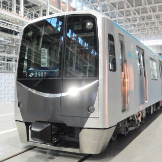 仙台市地下鉄東西線、新型車両2000系 - 車体前面は伊達政宗の兜をイメージ