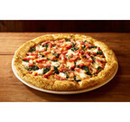 ドミノ・ピザの「チーズンロール」に熟成ベーコンなど使用の限定ピザが登場