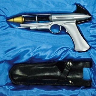 『ウルトラセブン』田中雷氏の原型を使用した「ウルトラガン」レプリカ登場