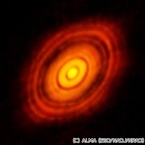 アルマ望遠鏡、史上最高解像度の「視力2000」で惑星誕生の現場を撮影
