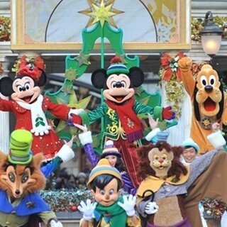 TDS、クリスマスショー披露! ミッキーたちがツリーを飾ってパーティー開催