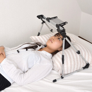 サンコー、寝ながらスマホやタブレットがいじれる「ゴロ寝スタンド」発売