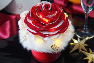 箱を開けると光り輝くバラの花が! イルミネーションフラワー発売