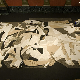 東京都・六本木でピカソの「ゲルニカ」砂絵の上を歩ける1日限定イベント