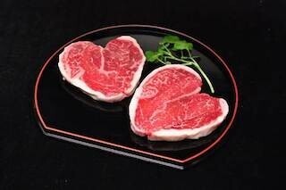 ハート型のステーキ! 50歳以上の夫婦限定「夫婦でBBQ」セットを発売