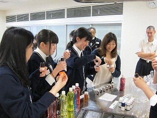 女子高生と共同開発! 恋の応援ドリンク「チェリオ アイラブキッス」発売