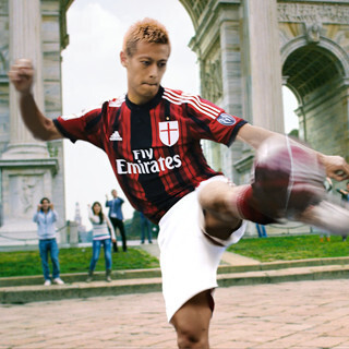 サッカー日本代表の本田圭佑がスポーツカーとテクニック対決 -驚きの結末が