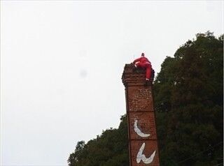 佐賀県有田町に気の早いサンタが来訪 - 窯元の煙突を登り12月25日まで滞在