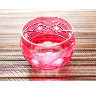 ピンク色がかわいい! レトロデザインの切子のぐいのみ