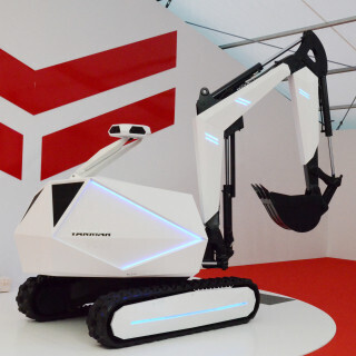 ヘッドマウントディスプレイで操縦する"無人ショベルカー"を発表-ヤンマー