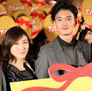 岡田将生&広末涼子、500人のサプライズクラッカーに感激!