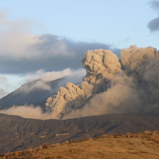 阿蘇火山博物館など、阿蘇山の火口映像をライブ配信 - 27日には火炎を観測