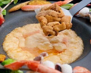 東京都新宿区に「生うにチーズフォンデュ鍋」登場! 生うにひと箱をチーズに