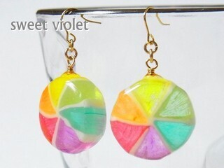 本物の食べられる飴をコーティングした飴ピアス