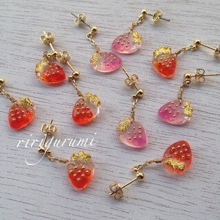 キラキラした透明ないちごのピアスがかわいい!