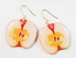 蜜が今にもあふれだしそうなリンゴのピアス