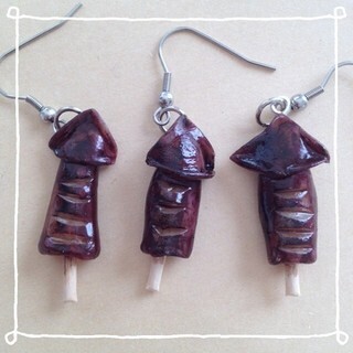 香ばしい匂いが漂ってきそうな「イカ焼きのピアス」