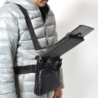 サンコー、両手フリーの状態でタブレットを操作できるショルダーバッグ発売