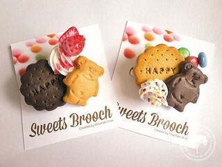 ホイップやチョコ、フルーツがトッピングされたクッキーブローチ