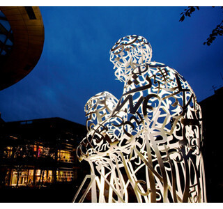 東京都・虎ノ門ヒルズに人型巨大彫刻が出現