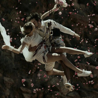 崖から飛び降りながら誓いのキス - ソニー、α6000新CM「Wedding篇」