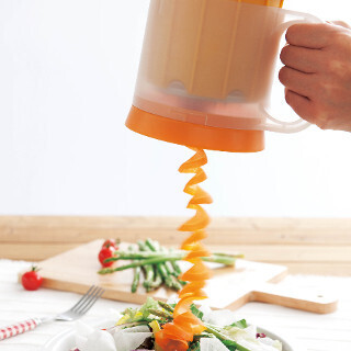 ドウシシャ、野菜の千切りとクルクルカットができる電動スライサー