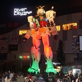 何の光ー!?実物大ガンダム立像の冬季演出開始、宇宙的な七色イルミネーション