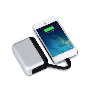 フォーカル、Lightningケーブル内蔵の大容量モバイルバッテリー発売