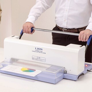 ライオン事務機、自動と手動のハイブリッド操作で安全に作業できる断裁機