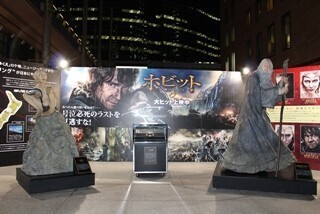 『ホビット』シリーズの"指輪"が来日! 等身大ガンダルフ&ゴラムと共に展示