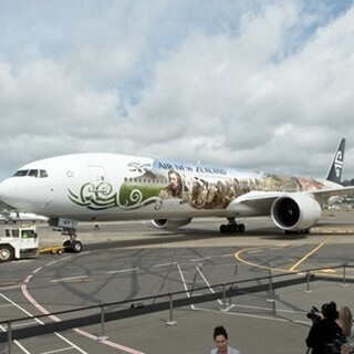 映画『ホビット』の特別ラッピング機が、成田空港で日本初披露!