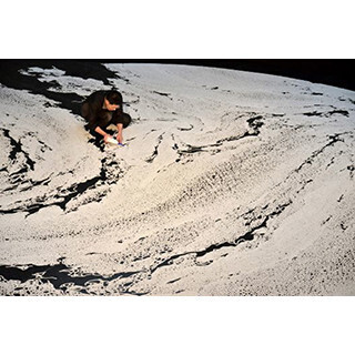 東京都・銀座で床一面に塩のみで描かれる精緻かつ壮大なインスタレーション