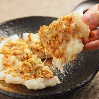 残った餅にあの駄菓子をプラスすると、激ウマおつまみに大変身!