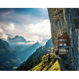 断崖や海底に宿泊!? 旅人を仰天させる自然と溶け込んだ超絶ホテル10選