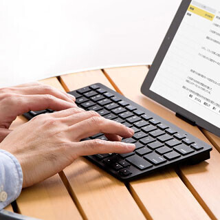 iOS用ショートカットキーを13種搭載したコンパクトBluetoothキーボード