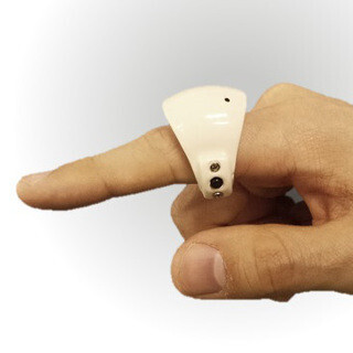 富士通、空中に手書きして文字を入力できる指輪型デバイス開発