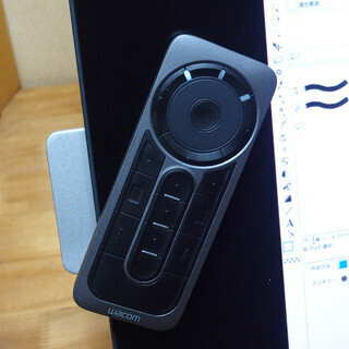 "キー"は着脱式に! 液晶ペンタブレット「Cintiq 27QHD」を使ってみた (5) 新搭載のワイヤレスコントローラー「ExpressKey Remote」