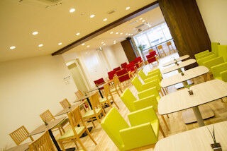 関東・東海・関西の7つの大学前に、学生無料の「知るカフェ」がオープン