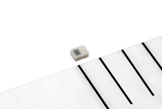 TDK、スマホなど向けに06505サイズの積層ローパスフィルタを発表