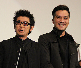 永瀬正敏、サプライズゲストと熱いハグ「泣いてないです」と堪えながら感激