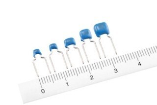 TDK、ハロゲンフリー対応の積層型リード付きコンデンサを発表