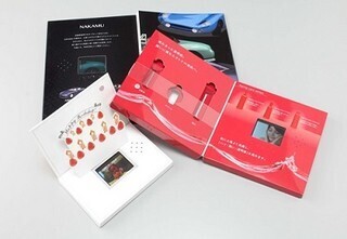 DNPとグリーンハウス、印刷物の一部がモニターになった動画販促ツール