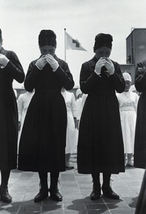 東京都・東京工芸大学で写真家・土門拳の写真展開催。テーマは「手」