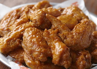 HOOTERS、 ラスベガス旅行をかけた"チキンウィング大食いコンテスト"開催