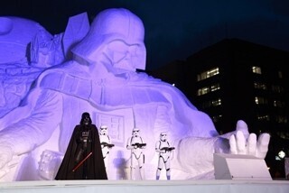 "雪のスター･ウォーズ"大雪像完成! ダース･ベイダーも駆けつけファン熱狂