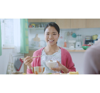 スキージャンプの高梨沙羅選手が「きゅうりのキューちゃん」の新CMに登場